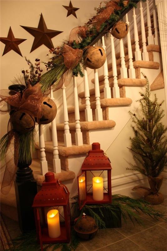 Σκάλα με DIY χριστουγεννιάτικα στολίδια από ξύλο