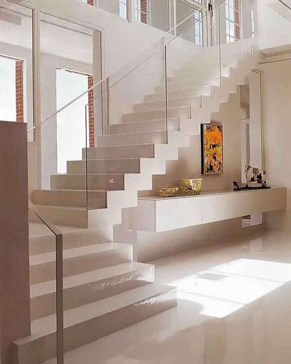 Stairwell υπέροχο λευκό ράφι