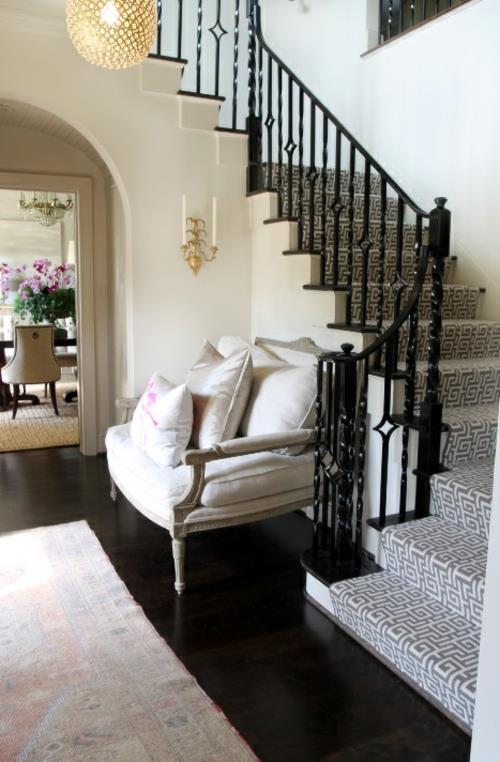 Σκαλοπάτια και χαλιά για ξύλινες σκάλες γεωμετρικά σχήμα ασπρόμαυρο