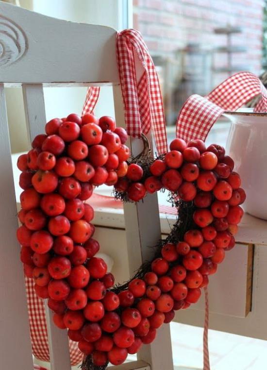Στεφάνι πόρτας με μήλο βερνίκι στεφάνι σε σχήμα καρδιάς μόνο κόκκινα μήλα κρεμασμένα στην καρέκλα λευκό-κόκκινη καρό κορδέλα