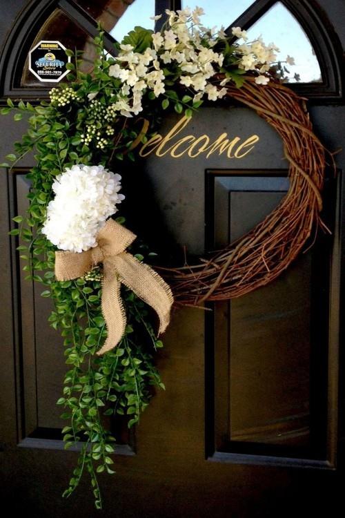 Τα στεφάνια της πόρτας δημιουργούν φρέσκα πράσινα λευκά λουλούδια