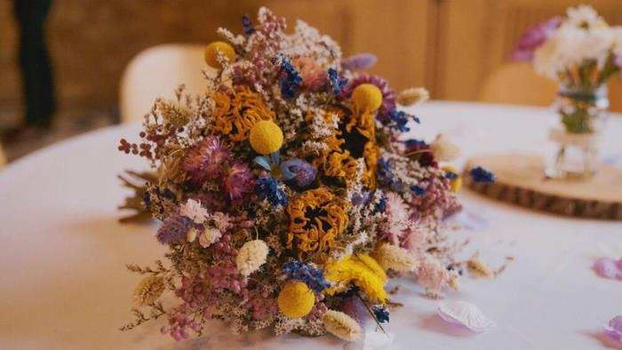 Μπουκέτο διακόσμησης αποξηραμένων λουλουδιών στο βάζο αρκετά
