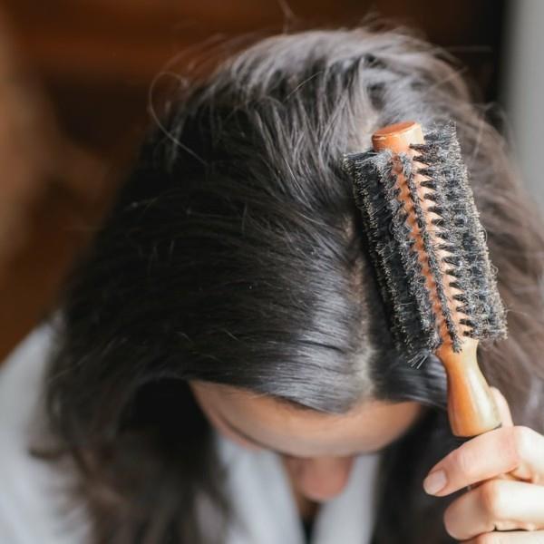 Φτιάξτε το δικό σας ξηρό σαμπουάν για να φρεσκάρετε τα βρώμικα μαλλιά