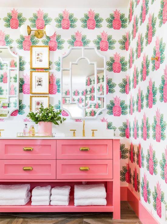 Τροπική διακόσμηση μπάνιου ταπετσαρία μοτίβο ανανά αφήνει εξωτική εμφάνιση καθρέφτη εικόνες ροζ ντουλάπα λευκές πετσέτες μπάνιου