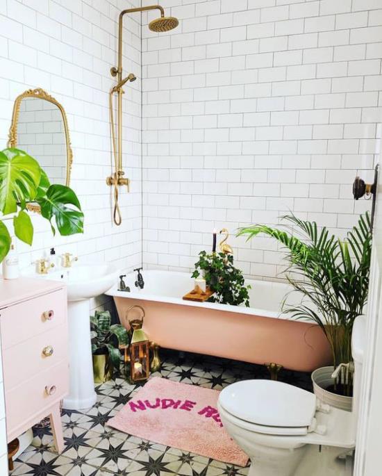 Τροπική διακόσμηση στο μπάνιο εξωτική ατμόσφαιρα ανεξάρτητη μπανιέρα ροζ αξεσουάρ χρυσές προθέσεις καρέ καθρέφτη ντους