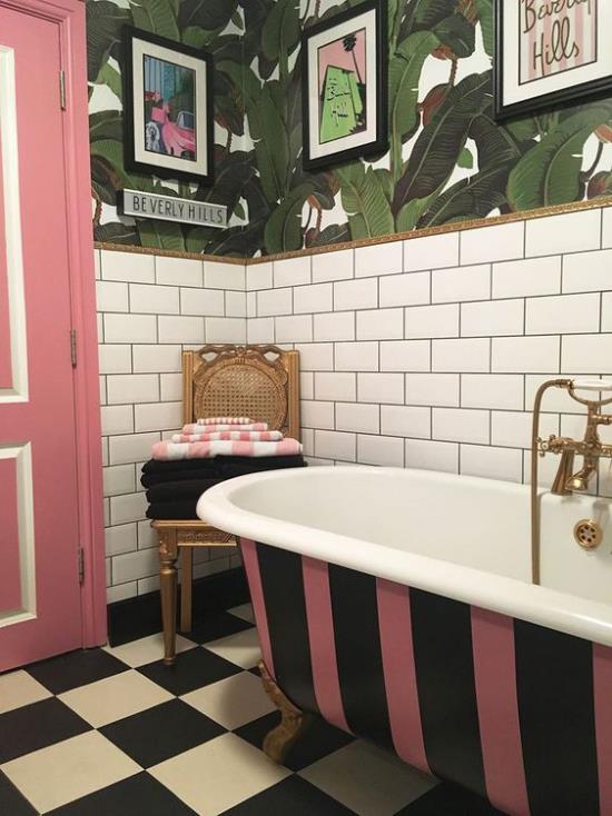 Τροπική διακόσμηση στο μπάνιο σε ρετρό στυλ ανεξάρτητη μπανιέρα ροζ μαύρες ριγέ ροζ χαρτοπετσέτες τοίχου από χαρτί στην καρέκλα