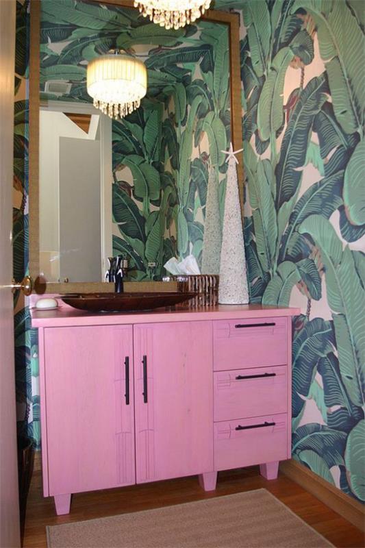 Τροπικό ντεκό στο μπάνιο ροζ ντουλάπα τοίχο ντουλάπες εξωτικά μοτίβα κρεμαστά φώτα ταιριάζουν καθρέφτες φωτισμού