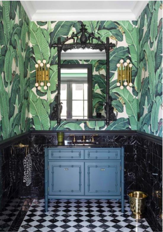 Τροπική διακόσμηση στο μπάνιο όμορφη εσωτερική διακόσμηση τοιχογραφιών τοίχων μεγάλα εξωτικά φύλλα ματαιοδοξία σε μπλε μπλε ορειχάλκινες πινελιές