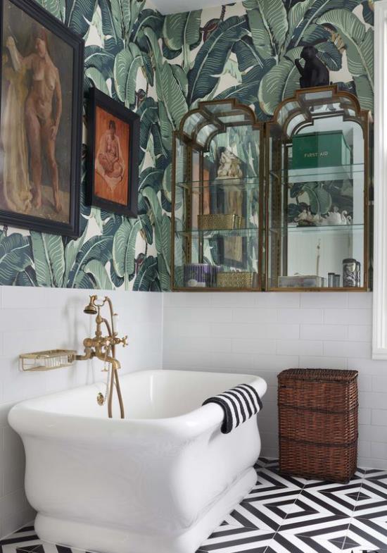 Τροπικό ντεκό στο μπάνιο λευκές τοιχογραφίες τοίχου μπανιέρας εξωτικά σχέδια μεγάλα πράσινα φύλλα εικόνες