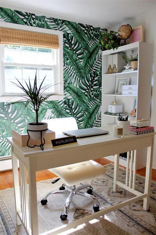 Τροπική διακόσμηση στο γραφείο του σπιτιού με έμφαση τοίχο γραφείο πολυθρόνα γραφείο ράφι γλάστρες φυτών ελαφρύ χαλί
