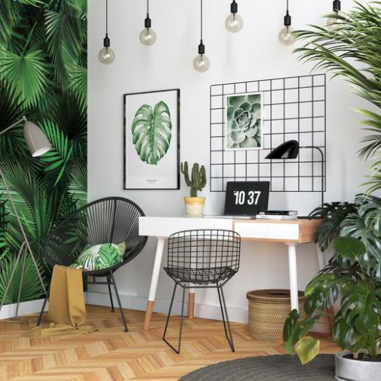Τροπική διακόσμηση στο γραφείο του σπιτιού απλά έπιπλα γραφείου αριστερά προφορά τοίχου δεξιά πράσινα δοχεία φυτών αφίσα φωτογραφία παχύφυτων