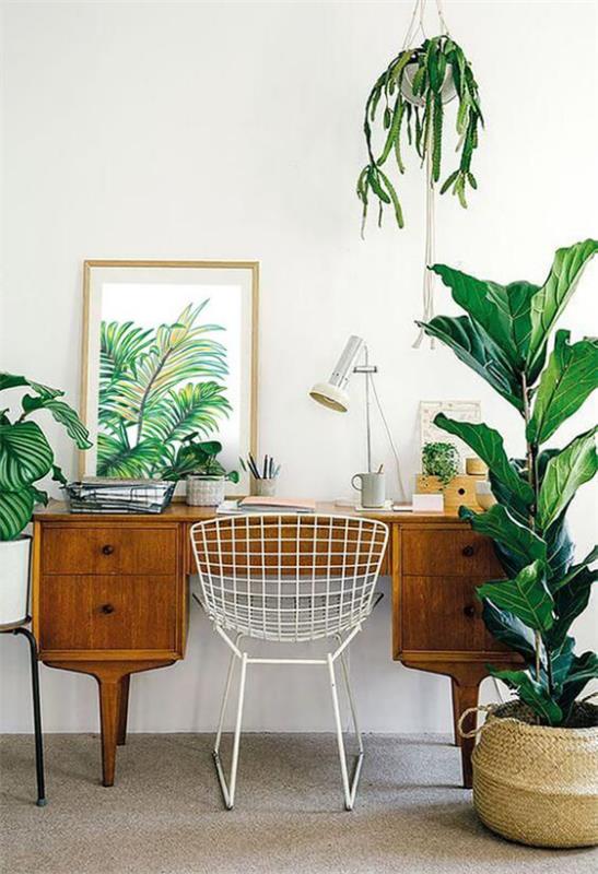 Τροπική διακόσμηση στο γραφείο του σπιτιού, μικρή γωνιά εργασίας, τραπέζι, λευκή μεταλλική καρέκλα, απλή επίπλωση, πράσινα φυτά εσωτερικού χώρου, φωτιστικό γραφείου