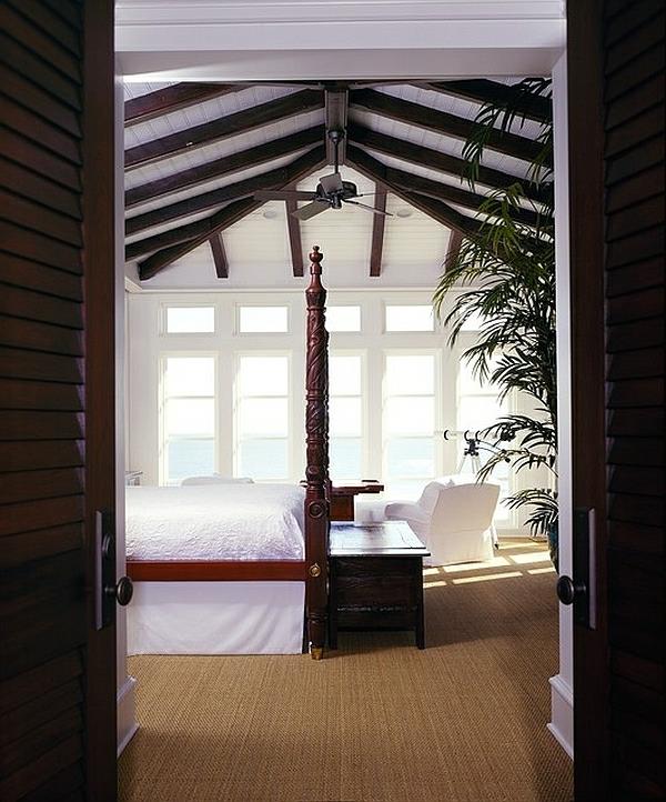 Τροπική εσωτερική διακόσμηση κρεβατοκάμαρας λευκό κρεβάτι με ουρανό