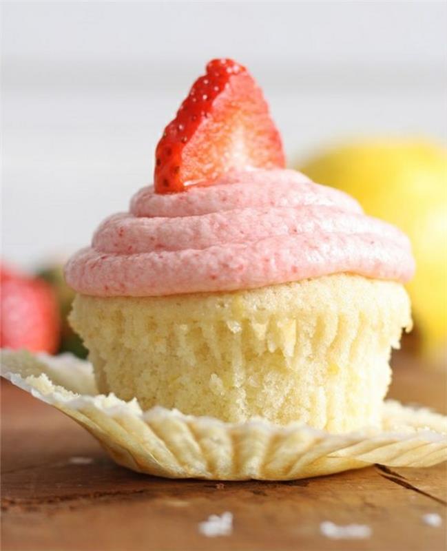 Συνταγές cupcakes για ώρα τάρτας Μαφινς βανίλιας με φράουλες