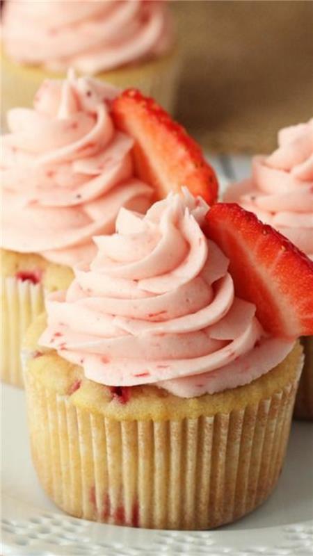Συνταγές cupcakes για ώρα τάρτας με φράουλες και σαντιγί