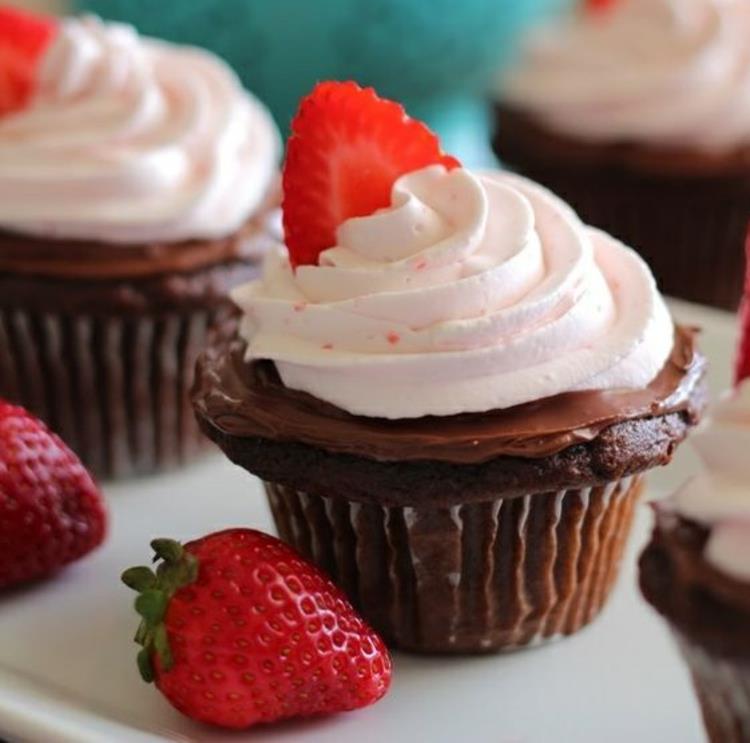 Törtchenzeit Strawberry Tart Chocolate Muffins με Φράουλα σαντιγί