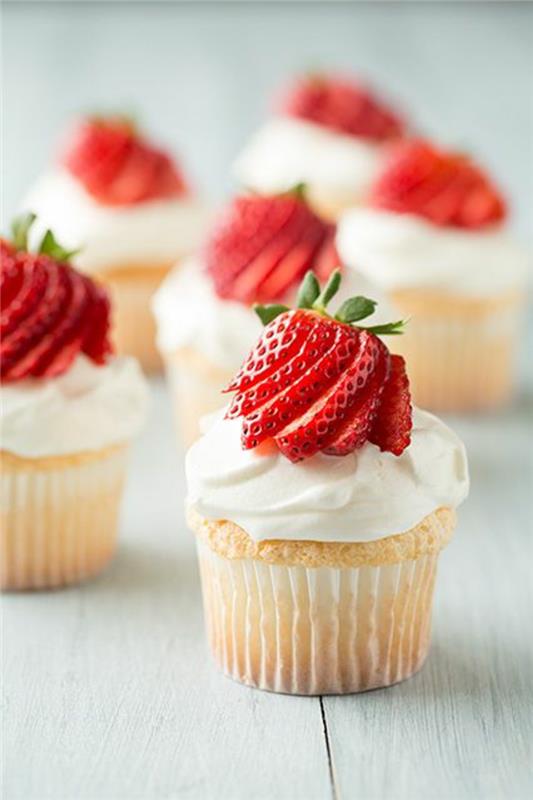 Tρα τάρτας μικρές πασχαλινές τούρτες Συνταγές cupcakes με φράουλες