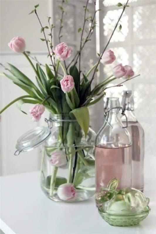 Τουλίπες στο εσωτερικό ανοιχτό ροζ λουλούδια στο γυαλί