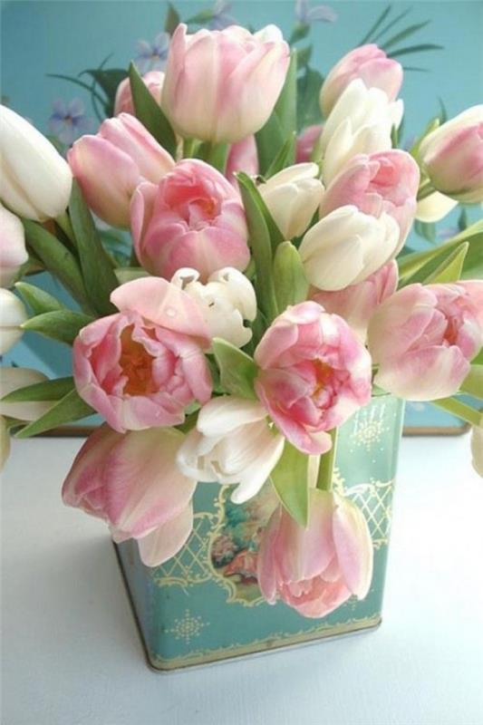 Τουλίπες στο εσωτερικό ροζ λουλούδια σε εκλεκτής ποιότητας δοχεία