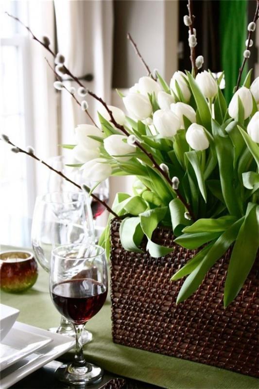 Τουλίπες στο εσωτερικό λευκά λουλούδια στο καλάθι στο τραπέζι φαγητού