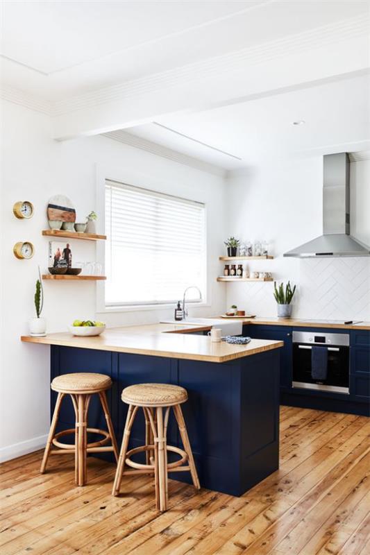 Υπόγεια κουζίνα όμορφη κουζίνα σχεδιασμός λευκοί τοίχοι ράφι χωρίς επάνω ντουλάπια ξύλινο πάτωμα ξύλινοι πάγκοι