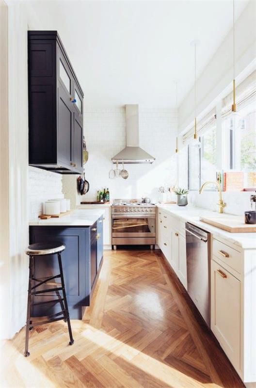 Υπόγεια κουζίνα, λευκά παράθυρα, πολύ φως της ημέρας, ελκυστική ατμόσφαιρα δωματίου, ντουλάπια σε σκούρο μπλε και λευκό ξύλινο πάτωμα