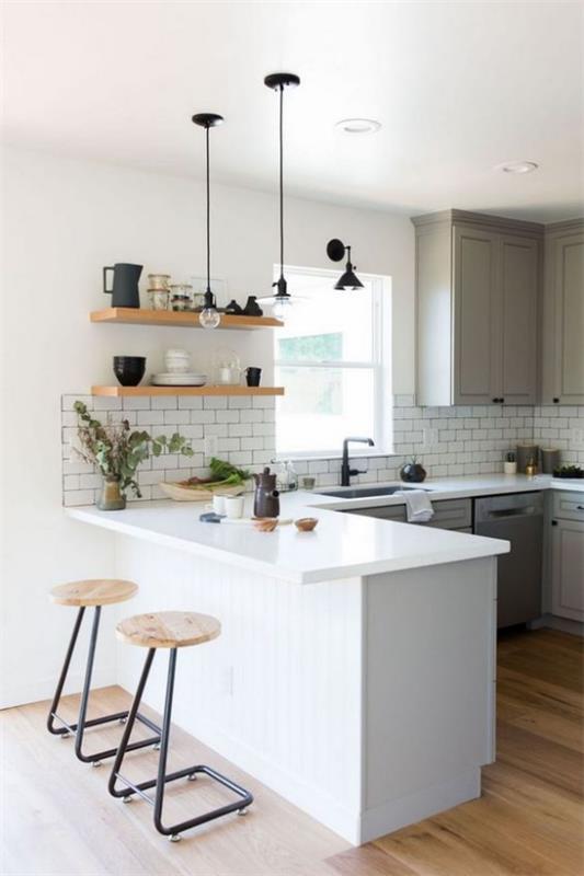 Υπόγεια κουζίνα λευκά πλακάκια μετρό λευκό πάγκο ξύλινο σκαμπό και μεταλλικά ανοιχτά ράφια ελκυστικός σχεδιασμός δωματίου