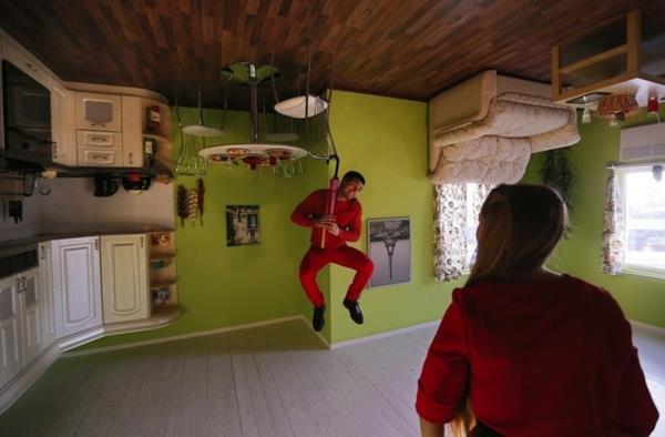 Αναποδογυρισμένο σπίτι στη Ρωσία τραπεζαρία πράσινου τοίχου με καρέκλες
