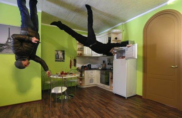 Αναποδογυρισμένο σπίτι στη Ρωσία ξύλο οροφής κουζίνας