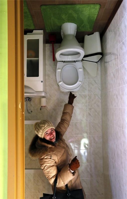 Αναποδογυρισμένο σπίτι στη Ρωσία νεροχύτη τουαλέτας