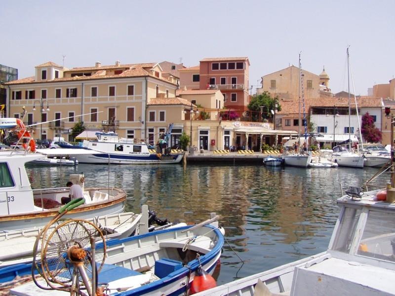 Διακοπές Σαρδηνία καλοκαιρινές διακοπές ταξιδιωτικός προορισμός Ιταλία Λιμάνι La Maddalena