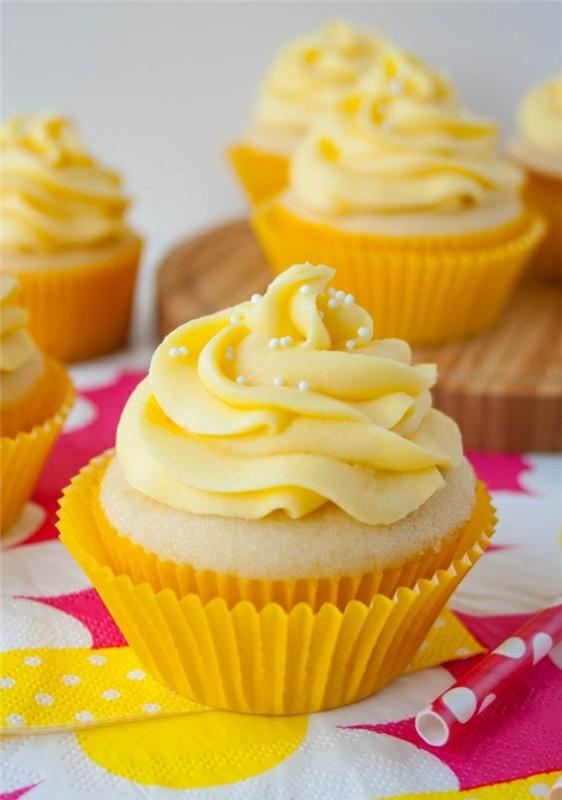 Bήστε απλά τη συνταγή για cupcakes βανίλιας σε μικρά ταρτάκια