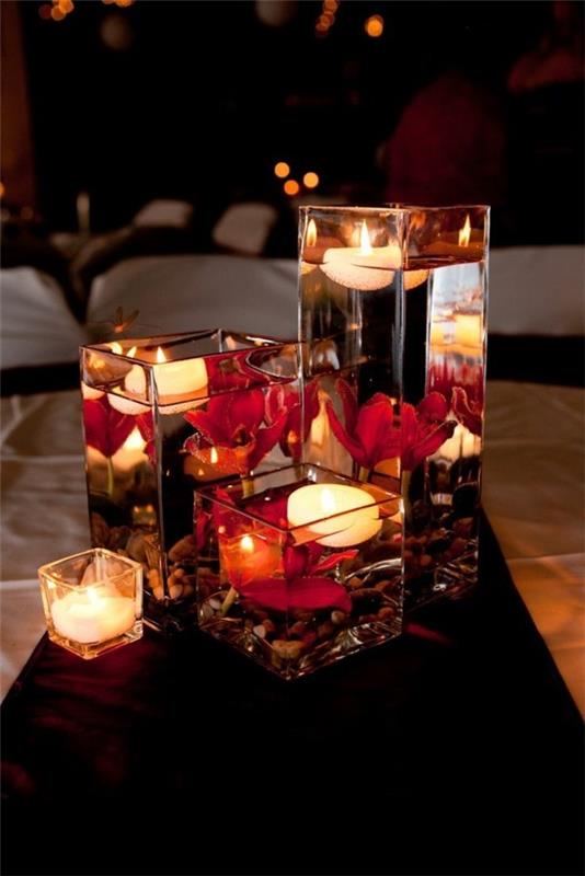 Βάζα με νερό και ροζ φύλλα Διακόσμηση γάμου με κεριά