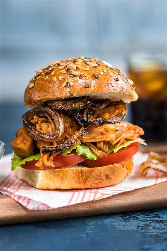Vegan συνταγές jackfruit και ενδιαφέροντα γεγονότα για το εξωτικό burger υποκατάστατο κρέατος με zupfbraten