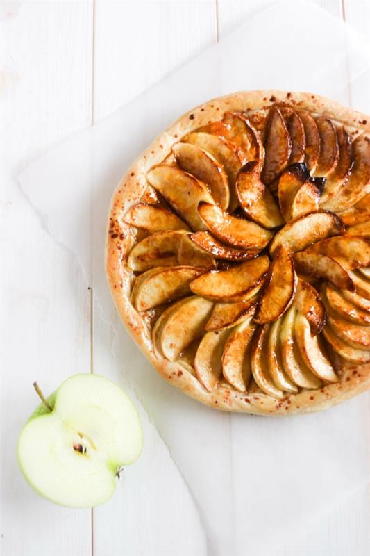 Vegan συνταγή μηλόπιτας κομμένη σε κομμάτια μήλου