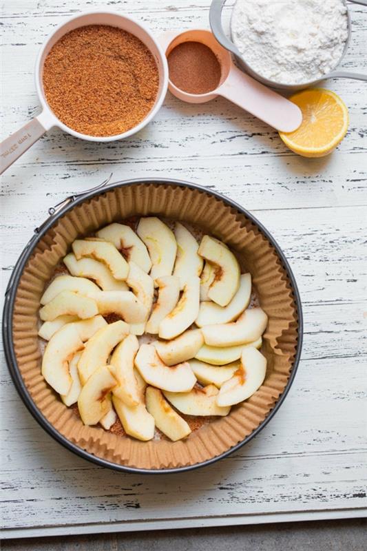 Vegan προετοιμασία συνταγής για μηλόπιτα