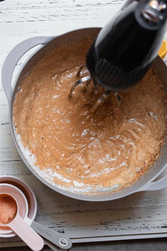 Ανακατέψτε τα υλικά μαζί για τη συνταγή vegan μηλόπιτας