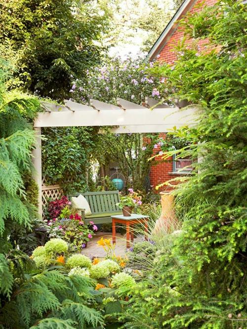 Η βεράντα ή το μπαλκόνι του ηλιόλουστου βεράντα φυτών πάγκου τραπέζι