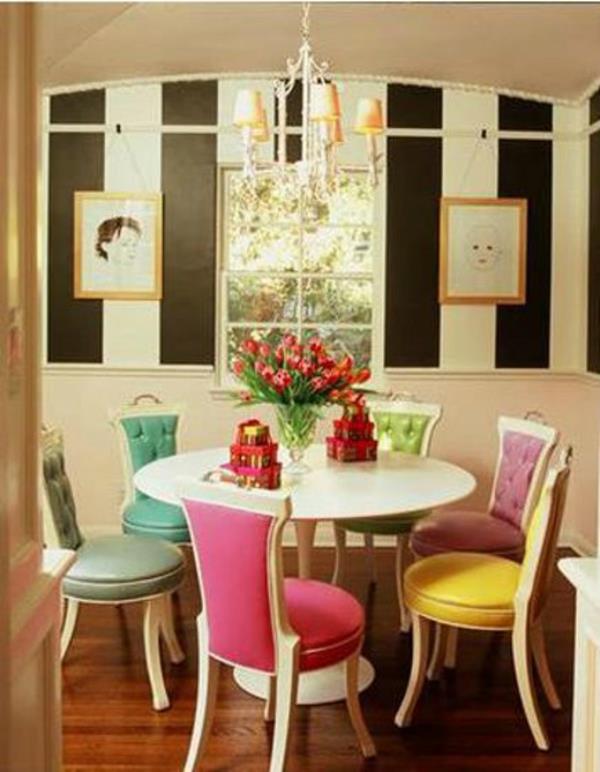 Διάφορες καρέκλες τραπεζαρίας που διακοσμούν ένα γλυκό δωμάτιο