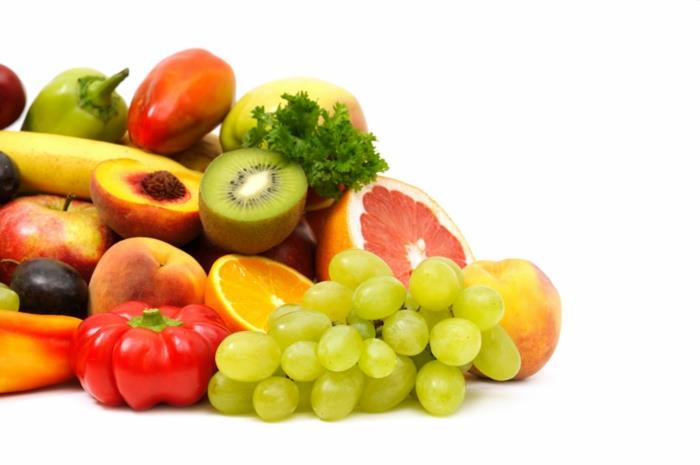 Ταμπλέτες βιταμινών βιταμίνες υγιεινά τρόφιμα φρέσκα φρούτα και λαχανικά