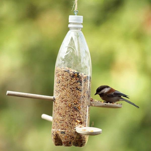 Φτιάξτε το δικό σας τροφοδότη πουλιών πλαστικό μπουκάλι ξύλινο κουτάλι πουλιά κήπου