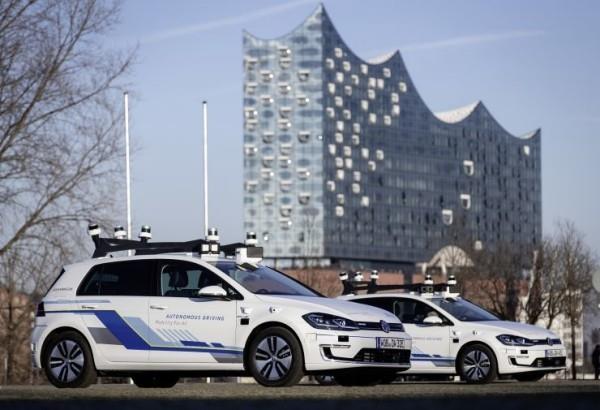 Η Volkswagen δοκιμάζει αυτοκινούμενα αυτοκίνητα παρκαρισμένα και περιμένοντας στους δρόμους του Αμβούργου