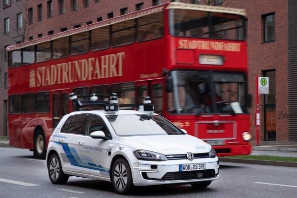 Η Volkswagen δοκιμάζει αυτοκινούμενα αυτοκίνητα στους δρόμους του Αμβούργου αυτοκινούμενα οχήματα στους δρόμους