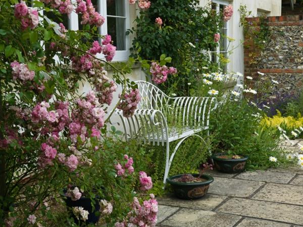 κόκκινο καφέ ξύλινο σπίτι οικιστική δομή πάγκος κήπου λευκά κήπος τριαντάφυλλα ροζ