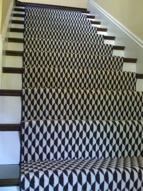 Χαλιά ασπρόμαυρο μοτίβο σκάλες σπίτι