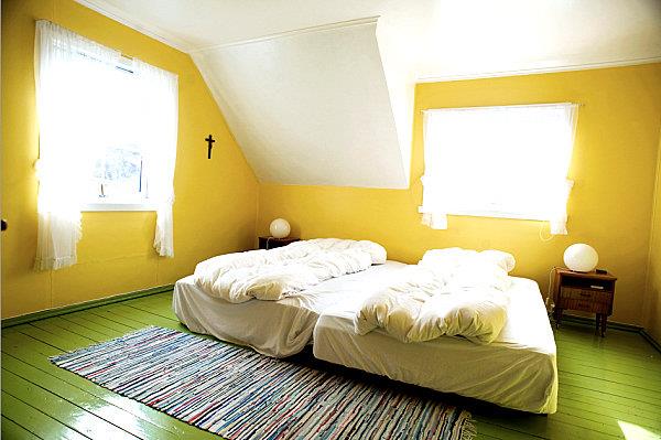 Χρώματα τοίχου στην κρεβατοκάμαρα κίτρινο σοφίτα του ήλιου