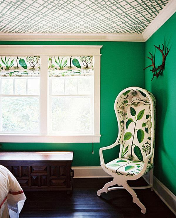 Χρώματα τοίχου στο υπνοδωμάτιο πράσινο λευκό πολυθρόνα floral μοτίβο