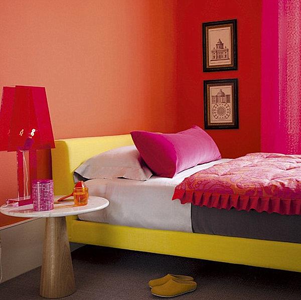 Χρώματα τοίχου στο υπνοδωμάτιο ζωντανά κλινοσκεπάσματα μαξιλάρια κίτρινο πλαίσιο κρεβατιού