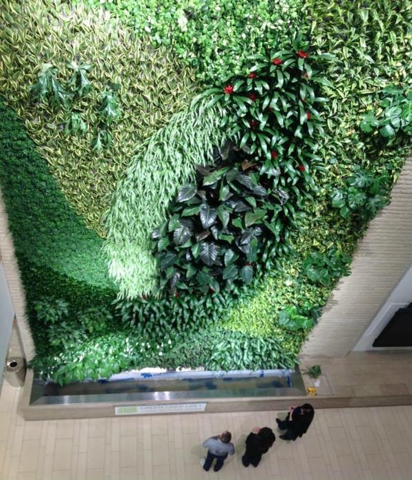 Η διακόσμηση τοίχου αφήνει πράσινα φυτά φωτίζοντας λάμπες