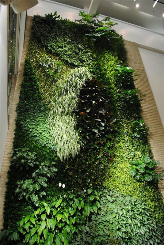 δημοφιλής διακόσμηση τοίχων με φυτά σε ύψος μέχρι τον κήπο
